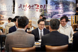 김동연, ‘저희 어무니 가게’ 주인공 식당 방문...격려하고 응원