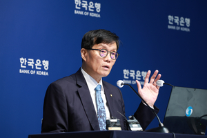 금리 묶고 성장률 전망 하향 시사…이창용 “불확실성 전례 없이 커졌다”