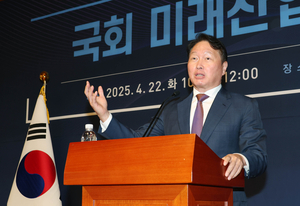 국회 간 최태원 “한국은 씨름 선수가 수영… 해외인재 유치·새 성장모델 필요”