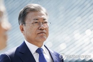 檢, 文 전 대통령 뇌물 혐의 기소...민주 “흠집내기” 반발