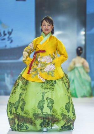 시니어모델 윤현옥, ‘K디지털크리에이터어워즈’ 이선영 한복쇼 무대에 서다​