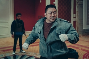 마동석 ‘거룩한 밤’, 강하늘 ‘야당’에 한방 먹일까
