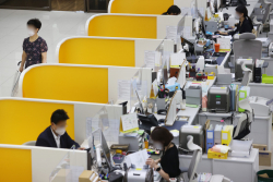 “금리보다 DSR이 무섭다”...가계대출 5조↑, 은행 앱 ‘오픈런’ 난리