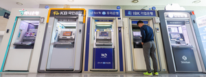 카드 한 장에 ‘8년 먹거리’...나라사랑카드 잡은 신한·하나·기업은행