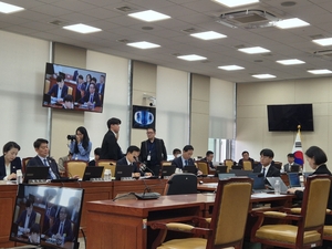 최민희 과방위원장 “최태원 불출석, 증감법 위반…간사 협의 거쳐 고발할 것”