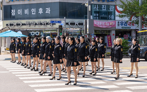 국제대 문화예술콘텐츠학과, 시니어모델 ‘횡단보도 워킹 퍼포먼스’ 선보여