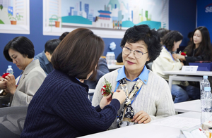 2금융권, 가정의 달 활동 지속…미혼한부모가정·가족 찾아 마음 전달
