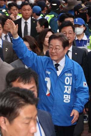 [특징주] 이재명 ‘햇빛 연금’ 공약에 태양광주 급등…한화솔루션·OCI홀딩스 10% 넘게↑