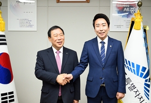 세종시 공공기관장 인사청문회 도입 ‘시-의회’ 합의...김동일 보령시장 ‘투표 독려 릴레이 캠페인’ 동참