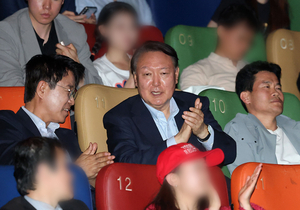 “중도층 다 떠난다”…尹, 부정선거 음모론 영화 관람에 ‘부글부글’