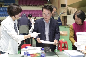 육동한 시장, 대선 공보물 발송 현장 점검