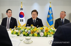 李 대통령, 재계 총수와 첫 만남…“경제 핵심은 기업”