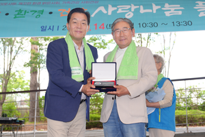 이재준 수원시장, 맨발걷기국민운동본부로부터 ‘맨발걷기문화 확산’ 감사패 받아