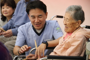 김진태 도지사, 도내 유일 보훈요양원서 ‘일일 요양보호사’ 체험