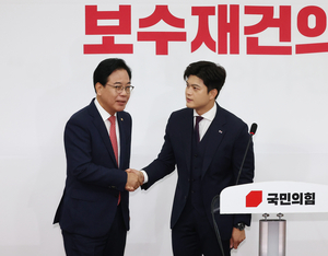 ‘보수 폭망’ 못 막은 막내 야당대표…“윤석열 유산 청산해야”