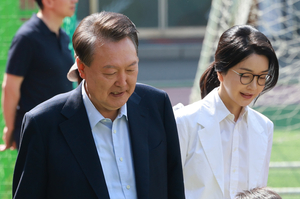 투표장 나온 윤석열 전 대통령 부부…‘샤넬백’ 질문 등에 침묵