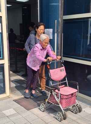 “생전 마지막 될 수도”…121세 최고령 할머니도 투표