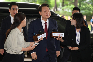 내란특검, 尹 대면조사 시작…검찰청사 포토라인에 섰다