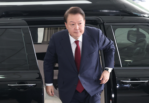 檢 포토라인에 선 尹…특검보 면담후 조사시작
