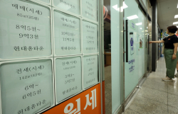 가계대출, 하루 2300억→1500억으로…“안심은 일러”