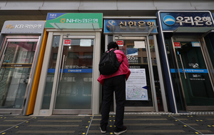 “전략 전환 시계 빨라진다”...‘대출창’ 닫히자 흔들리는 은행권