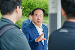 이권재 오산시장, “시민의견 청취 위해 5104 버스 탑승... 출근길 함께 했다”