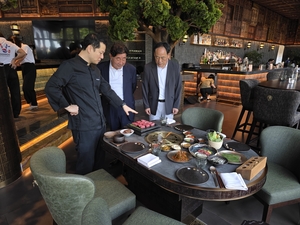 김명기 횡성군수, 횡성한우 중동시장 홍보 잰걸음…두바이서 시식행사 열어 호평