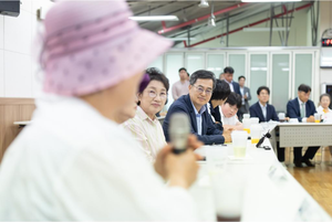 김동연, 대성동 주민과 차담회...“평화로운 일상 계속되도록 관심과 지원 계속할 것”
