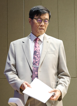 “소비·성장 가로막아”…이창용 총재, 집값 과열·가계부채에 경고