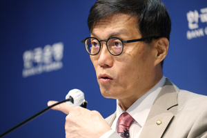 가계대출에 묶인 기준금리…이창용 “과도한 금리 인하 기대 경계”