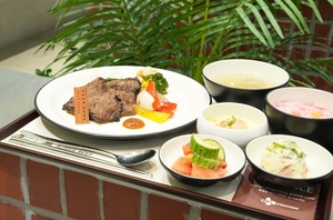 구내식당에 윤남노 셰프 ‘우마카세 된장갈비’ 떴다