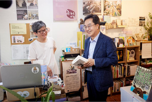 김동연, 민생회복 소비쿠폰으로 수원지역 서점인 ‘광화문서림’에서 책 구매