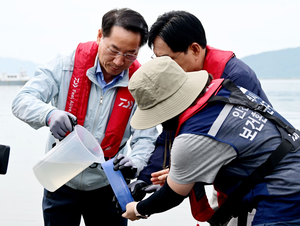유정복, 강화 외포리 수산물 직판장 찾아 수산물 홍보...“안전합니다”