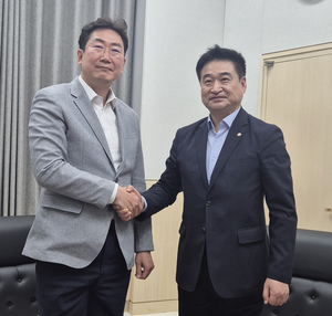 아카데미 갈등 봉합? 원강수 시장·최혁진 의원 31일 극적 악수…“시민이 원하는 결론으로 갑시다”