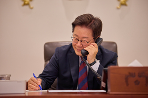 李 지지율, 65%로 소폭 상승…부정 평가도 2%p 오른 23% [한국갤럽]
