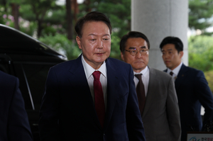 특검 2차 출석한 尹…“사과할 생각 없나” 질문에 또 침묵