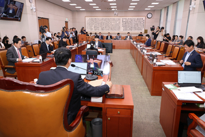 與, 국힘 퇴장 속 ‘더 센’ 상법 개정안 단독 처리