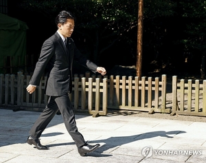 日 ‘총리후보’ 고이즈미, 야스쿠니 참배…현직각료 6년째 참여
