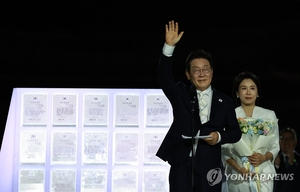 빛의 광장에서 ‘국민임명장’…李 대통령 “국정 운영의 중심은 국민”