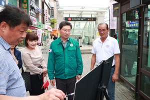 이상일, 용인 수지구청역 버스정류장 개선 현장 점검...보도블럭 정비도 지시