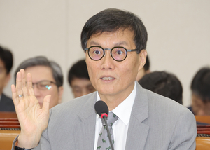 이창용 “원화 스테이블코인 필요, 은행부터 점진적으로”
