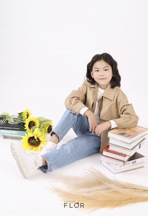 플로르 방송제작사, 2025 가을 화보 공개…고은비·곽예은 모델과 따뜻한 가을 감성