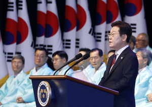 李대통령 “北체제 존중하고 흡수통일도 추구 안해…日과 상생협력 모색”