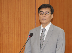 이창용 한은 총재 “내수 중심 회복 흐름…성장 경로는 불확실”