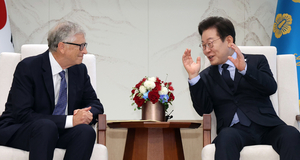 3년만에 韓 찾은 빌 게이츠 “아동사망 80% 줄이기, 한국 역할 기대”