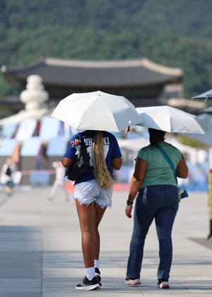 낮 최고 기온 32도 늦더위, 전국 대체로 흐려