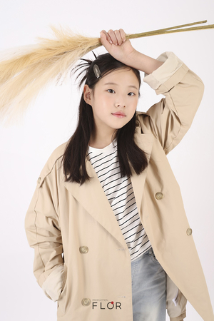 플로르 방송제작사, 2025 가을 화보 공개…김아리·김은성 모델과 전하는 따뜻한 계절 감성