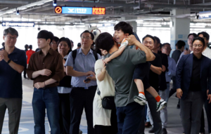 ‘석방’ 근로자 316명 탑승 전세기 인천공항 도착