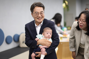 김동연 “달달버스 네 번째 날, 수원을 달렸다...이재준 시장과 산보 차담도”