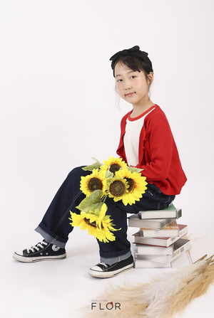 플로르 방송제작사, 2025 가을 화보 공개…김지아·김지유 모델이 전한 따뜻한 계절 감성